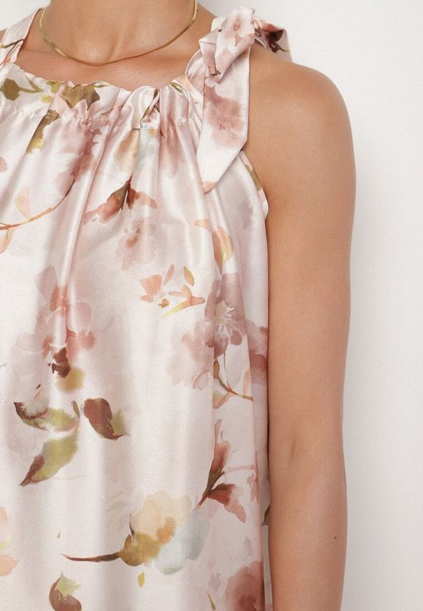 Born2be - Beżowa Satynowa Sukienka w Kwiaty Fenaresia. Okazja: na spacer, na co dzień. Kolor: beżowy. Materiał: satyna. Długość rękawa: na ramiączkach. Wzór: kwiaty. Sezon: lato. Typ sukienki: proste. Styl: casual, elegancki