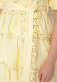 Born2be - Żółta Sukienka Thellis. Kolor: żółty. Materiał: materiał, tkanina, koronka. Długość rękawa: krótki rękaw. Wzór: gładki. Styl: elegancki. Długość: midi #6