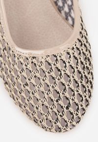 Renee - Jasnobeżowe Balerinki ze Skórzaną Wkładką i Metaliczną Ozdobą Dorialori. Zapięcie: sprzączka. Kolor: beżowy. Materiał: skóra. Wzór: aplikacja. Styl: elegancki #3