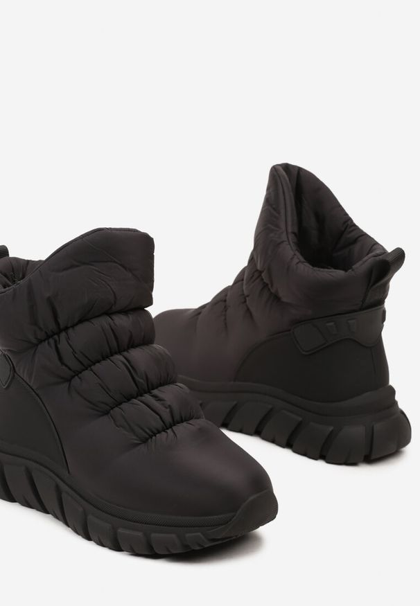 Renee - Czarne Śniegowce na Platformie z Tłoczeniem i Pikowaną Cholewką Resisia. Okazja: na co dzień. Kolor: czarny. Materiał: puch. Szerokość cholewki: normalna. Sezon: zima. Obcas: na platformie. Styl: casual