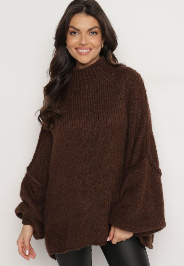 Born2be - Brązowy Golf z Wełną o Kroju Oversize z Obniżoną Linią Ramion Lilenae. Okazja: na co dzień. Typ kołnierza: golf. Kolor: brązowy. Materiał: wełna. Długość rękawa: długi rękaw. Długość: długie. Sezon: zima, jesień. Styl: elegancki, casual