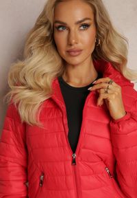Renee - Czerwona Pikowana Kurtka z Odpinanym Kapturem Sissata. Kolor: czerwony. Materiał: tkanina. Wzór: aplikacja. Sezon: jesień, wiosna. Styl: elegancki