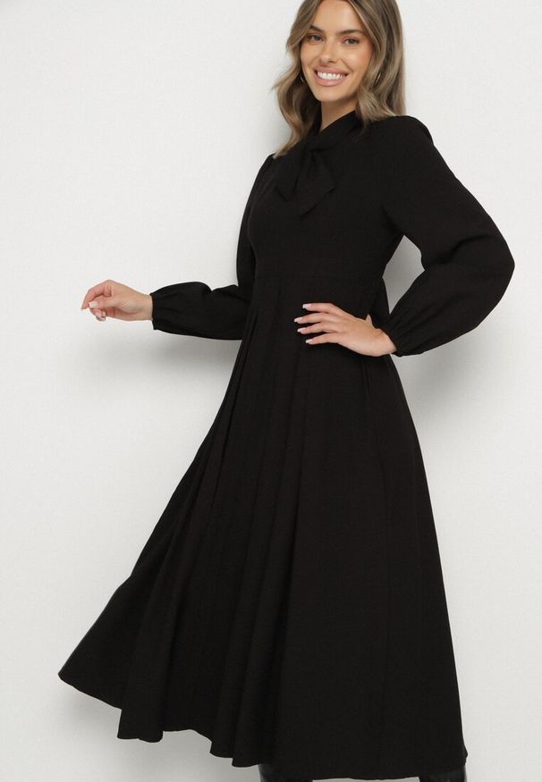 Born2be - Czarna Wiskozowa Plisowana Sukienka z Wiązaniem Asorrise. Okazja: na co dzień. Kolor: czarny. Materiał: wiskoza. Styl: elegancki, casual
