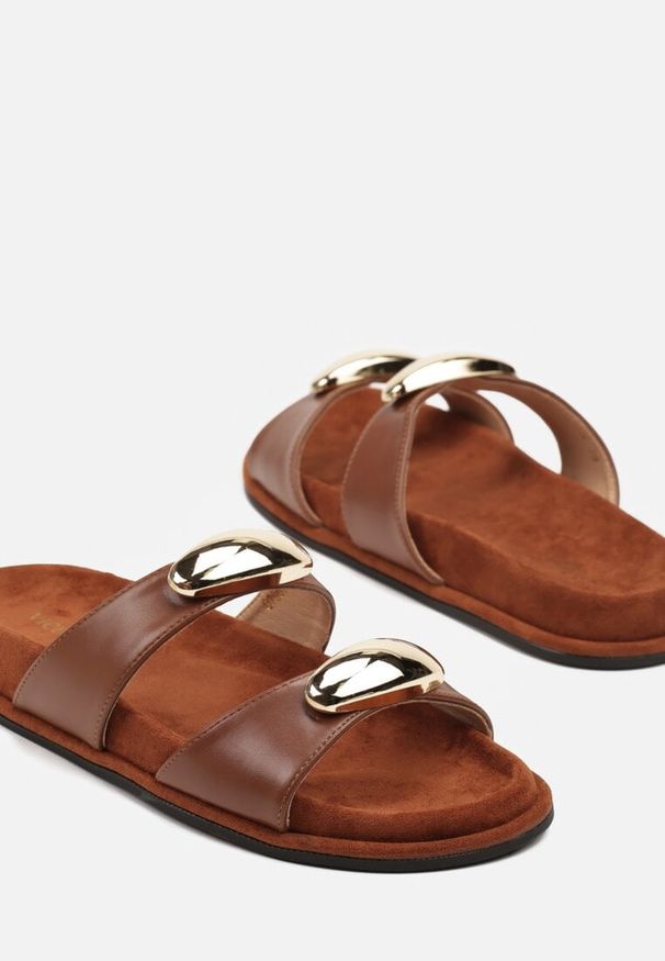 Born2be - Brązowe Klapki Vices Zdobione Aplikacjami Vomeza. Okazja: na co dzień. Kolor: brązowy. Materiał: len. Wzór: aplikacja. Styl: klasyczny, casual