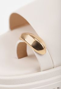 Born2be - Białe Klapki Typu Japonki z Metaliczną Ozdobą Samrina. Okazja: na co dzień. Kolor: biały. Materiał: jeans, koronka. Wzór: aplikacja. Sezon: lato. Styl: casual #6