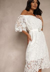 Renee - Biała Sukienka z Bawełną z Paskiem z Klamrą Perełkami i Cyrkoniami Neralisse. Kolor: biały. Materiał: bawełna. Styl: klasyczny, elegancki