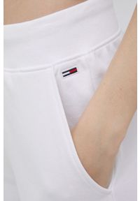 Tommy Jeans spodnie damskie kolor biały gładkie. Stan: podwyższony. Kolor: biały. Materiał: bawełna. Wzór: gładki