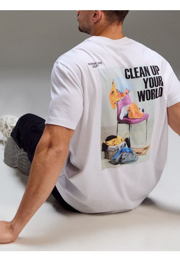 Sinsay - Bawełniana koszulka z nadrukiem na plecach - biały. Kolor: biały. Materiał: bawełna. Wzór: nadruk