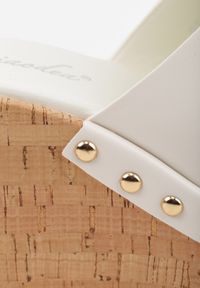 Born2be - Białe Klapki na Koturnie i Platformie z Korka Ozdobione Nitami Fyserlienne. Okazja: na co dzień, do pracy. Kolor: biały. Materiał: jeans, len. Wzór: aplikacja. Obcas: na koturnie. Styl: casual #5