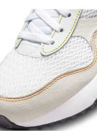 Buty do chodzenia damskie Nike Air Max Systm GS. Zapięcie: sznurówki. Kolor: biały. Materiał: tkanina. Szerokość cholewki: normalna. Model: Nike Air Max. Sport: turystyka piesza