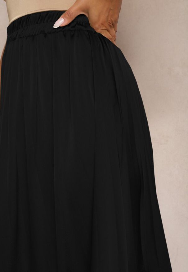 Renee - Czarna Asymetryczna Spódnica Plisowana High Waist z Gumką w Talii i Koronkowymi Wstawkami Reslifa. Stan: podwyższony. Kolor: czarny. Materiał: koronka. Sezon: lato