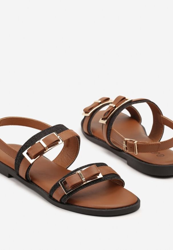 Born2be - Brązowo-Czarne Sandały Ozdobione Klamrami Divalle. Okazja: na co dzień. Zapięcie: klamry. Kolor: brązowy. Wzór: aplikacja. Obcas: na płaskiej podeszwie. Styl: elegancki, casual