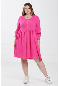 Moda Size Plus Iwanek - Amarantowa marszczona sukienka Scarlett z muślinu duże rozmiary. Okazja: na co dzień. Kolor: różowy. Materiał: tkanina, bawełna, elastan. Długość rękawa: krótki rękaw. Typ sukienki: oversize, proste, wyszczuplające. Styl: casual. Długość: midi