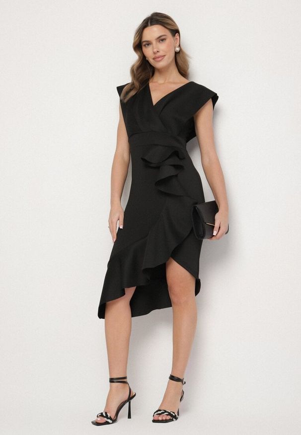 Born2be - Czarna Sukienka z Kopertowym Dekoltem o Dopasowanym Fasonie z Falbanką Seratella. Typ kołnierza: dekolt kopertowy. Kolor: czarny. Typ sukienki: kopertowe