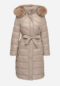 Born2be - Beżowa Pikowana Kurtka o Długim Kroju z Odpinanym Kapturem z Futerkiem i Paskiem oleti. Okazja: na co dzień, na spacer. Kolor: beżowy. Materiał: futro. Długość: długie. Sezon: zima. Styl: klasyczny, casual, elegancki #7