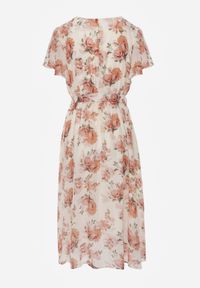 Renee - Różowa Kopertowa Sukienka z Wiązaniem w Talii Zdobiona Brokatem Plumse. Okazja: na randkę. Kolor: różowy. Wzór: aplikacja. Sezon: lato. Typ sukienki: kopertowe. Styl: glamour #8