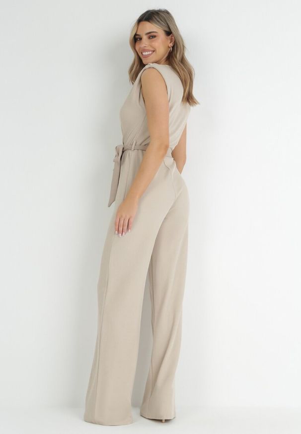 Born2be - Beżowy Kombinezon z Kopertowym Dekoltem i Wiązaniem w Talii Vannessa. Kolekcja: dla wysokich. Kolor: beżowy. Materiał: prążkowany, materiał. Długość: długie
