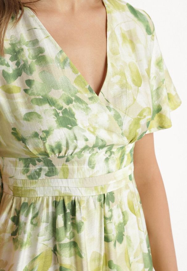 Born2be - Zielona Sukienka z Kopertowym Dekoltem z Wiskozą w Kwiaty Sovedia. Typ kołnierza: dekolt kopertowy. Kolor: zielony. Materiał: wiskoza. Wzór: kwiaty. Sezon: wiosna, lato. Typ sukienki: kopertowe. Styl: elegancki