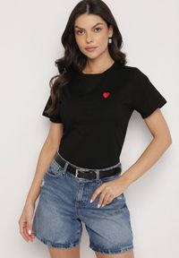 Born2be - Czarny T-shirt z Bawełny z Krótkim Rękawem i Naszywką w Kształcie Serca Viketta. Okazja: na co dzień. Kolor: czarny. Materiał: bawełna. Długość rękawa: krótki rękaw. Długość: krótkie. Wzór: aplikacja. Styl: klasyczny, casual