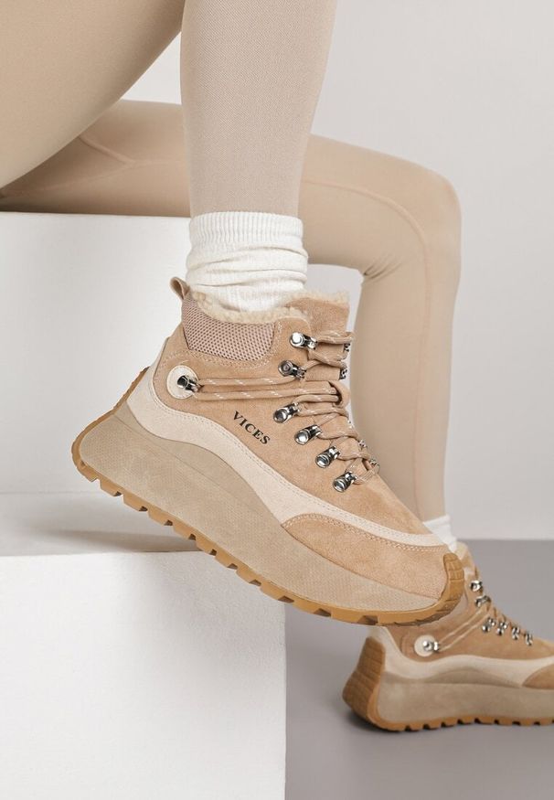Born2be - Ciemnobeżowe Sportowe Sneakersy Śniegowce Vices na Grubej Podeszwie Nellsana. Okazja: na co dzień. Kolor: beżowy. Materiał: jeans. Szerokość cholewki: normalna. Wzór: aplikacja