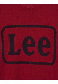 Lee - LEE LOGO CREW SWS MĘSKA BLUZA KLASYCZNA LOGO RHUBARB RED L80JFBGB 112121397. Styl: klasyczny #3