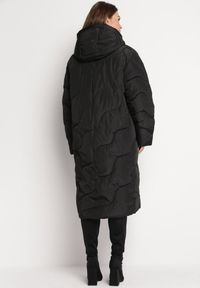 Born2be - Czarna Długa Kurtka Płaszcz z Nieodpinanym Kapturem Ozdobiona Pikowaniem Nenzova. Kolor: czarny. Długość: długie. Wzór: aplikacja. Sezon: zima #5