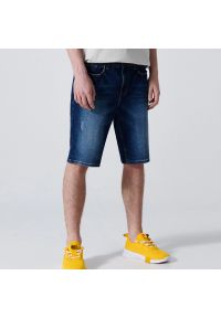 Cropp - Jeansowe szorty slim - Granatowy. Kolor: niebieski. Materiał: jeans #1