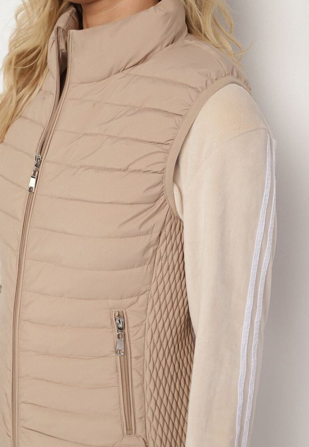 Born2be - Ciemnobeżowa Pikowana Kamizelka ze Stójką i Zasuwanymi Kieszeniami Lorenith. Typ kołnierza: kołnierzyk stójkowy. Kolor: beżowy. Materiał: jeans. Styl: elegancki