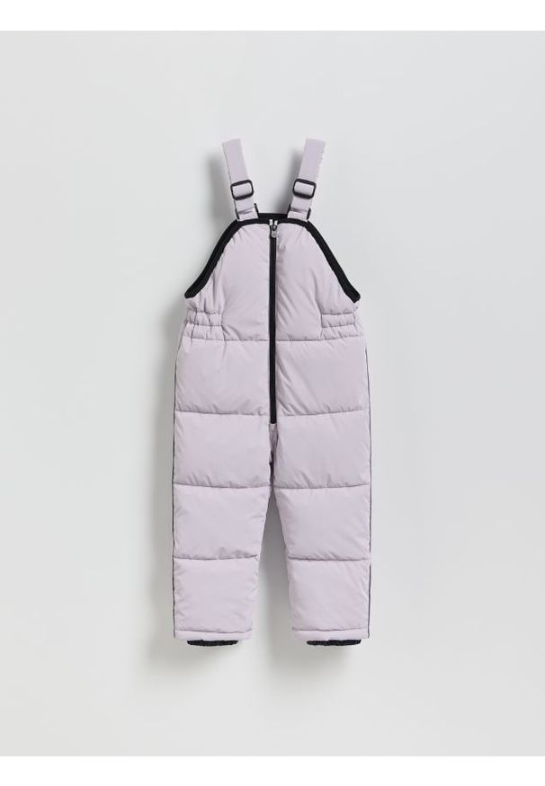 Reserved - Gumowane spodnie na szelkach - lawendowy. Kolor: fioletowy. Materiał: materiał