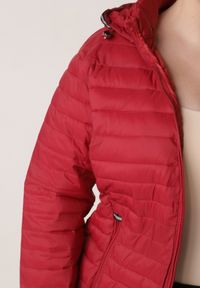 Born2be - Czerwona Pikowana Kurtka Przejściowa z Odpinanym Kapturem Tidesse. Kolor: czerwony. Materiał: poliester, jeans #4