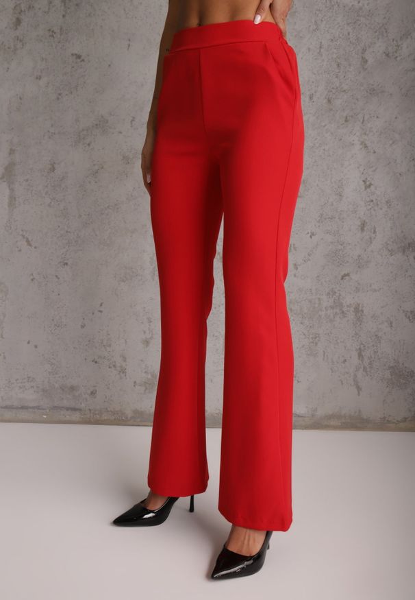 Renee - Czerwony Komplet o Garniturowym Kroju z Marynarką z Wiązaniem i Spodniami Falestra. Kolor: czerwony