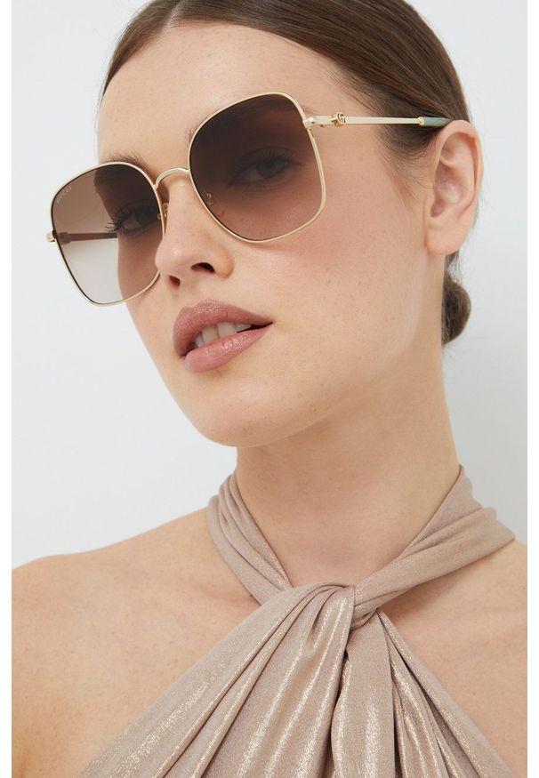 Gucci okulary przeciwsłoneczne damskie kolor złoty. Kolor: złoty. Wzór: geometria