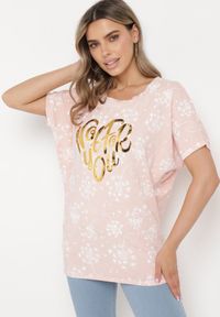Born2be - Różowy Bawełniany T-shirt z Rękawami Typu Nietoperz z Cyrkoniami i Nadrukiem Sevres. Kolor: różowy. Materiał: bawełna. Wzór: nadruk