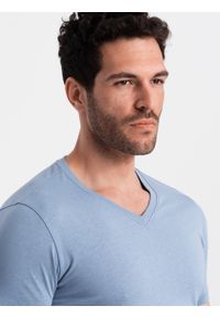 Ombre Clothing - Klasyczna męska bawełniana koszulka z dekoltem w serek BASIC – niebieska V20. Typ kołnierza: dekolt w serek. Kolor: niebieski. Materiał: bawełna. Wzór: ze splotem, jednolity. Styl: klasyczny #2
