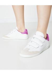ISABEL MARANT - Sneakersy Beth z różową piętą. Okazja: na co dzień. Zapięcie: pasek. Kolor: biały. Materiał: guma, zamsz. Szerokość cholewki: normalna. Wzór: aplikacja, paski #1
