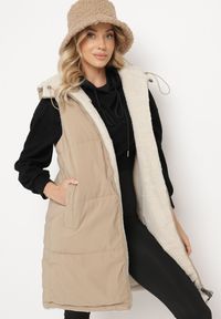 Born2be - Ciemnobeżowa Pikowana Kamizelka Dwustronna z Futerkiem Typu Baranek i Kapturem Lertiala. Okazja: na co dzień. Kolor: beżowy. Materiał: futro. Wzór: aplikacja. Styl: casual, elegancki, klasyczny #6