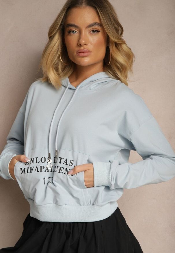 Renee - Jasnoniebieska Bluza o Klasycznym Kroju z Kapturem i Kieszenią Firloti. Okazja: na co dzień. Typ kołnierza: kaptur. Kolor: niebieski. Materiał: jeans. Styl: klasyczny