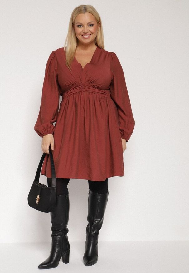 Born2be - Jasnobrązowa Rozkloszowana Sukienka z Marszczeniem w Talii i Dekoltem w Serek Salindea. Okazja: na co dzień. Typ kołnierza: dekolt w serek. Kolekcja: plus size. Kolor: brązowy. Długość rękawa: długi rękaw. Typ sukienki: dla puszystych. Styl: casual, elegancki