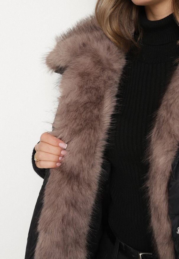 Born2be - Czarna Pikowana Kurtka Oversize z Futrzanymi Zdobieniami Saranessa. Okazja: na co dzień. Kolor: czarny. Materiał: futro. Wzór: aplikacja. Styl: casual