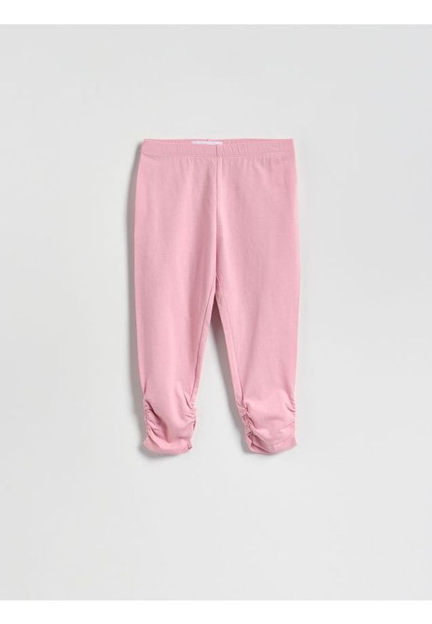 Reserved - Krótkie legginsy z marszczeniem - różowy. Kolor: różowy. Materiał: bawełna. Długość: krótkie