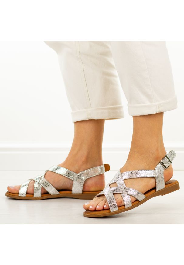 Skórzane Gl płaskie sandały damskie Cambell 19393. Okazja: na co dzień. Zapięcie: pasek. Kolor: srebrny. Materiał: skóra. Wzór: aplikacja. Sezon: wiosna, lato. Obcas: na płaskiej podeszwie. Styl: elegancki, casual