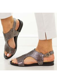 Srebrne płaskie sandały damskie M.Daszyński 1958-11. Okazja: na spacer, na co dzień. Kolor: srebrny. Materiał: skóra. Wzór: ażurowy. Sezon: wiosna, lato. Styl: casual, elegancki, klasyczny, wakacyjny #1