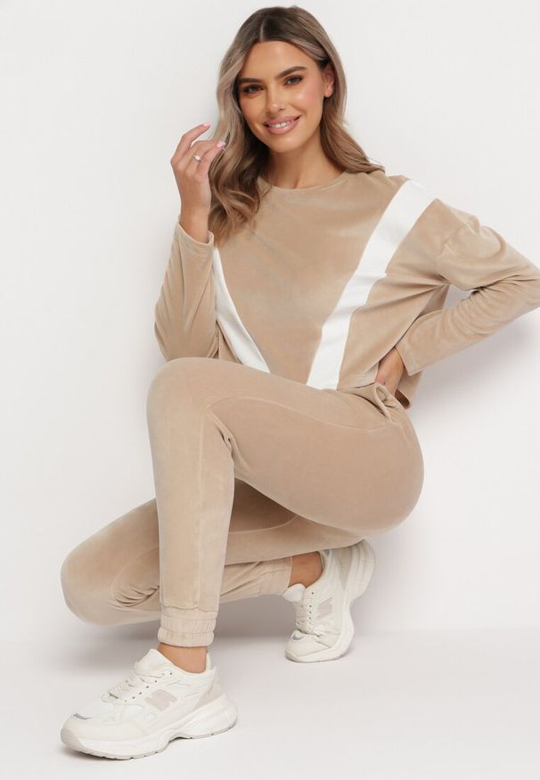 Born2be - Beżowy Welurowy Komplet Dresowy z Bluzą i Spodniami Bellanna. Kolor: beżowy. Materiał: welur, dresówka