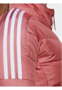 Adidas - adidas Kurtka puchowa Essentails Down HK4663 Czerwony Slim Fit. Kolor: czerwony. Materiał: syntetyk