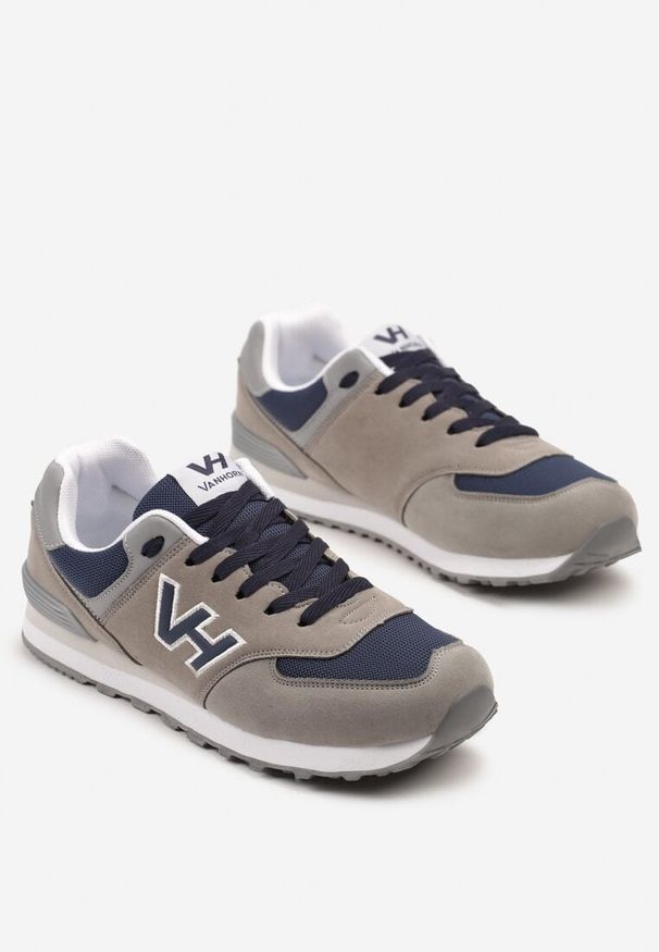 Born2be - Szare Buty Sportowe Sneakersy z Geometryczną Aplikacją Revensa. Okazja: na co dzień. Kolor: szary. Materiał: jeans. Wzór: aplikacja, geometria