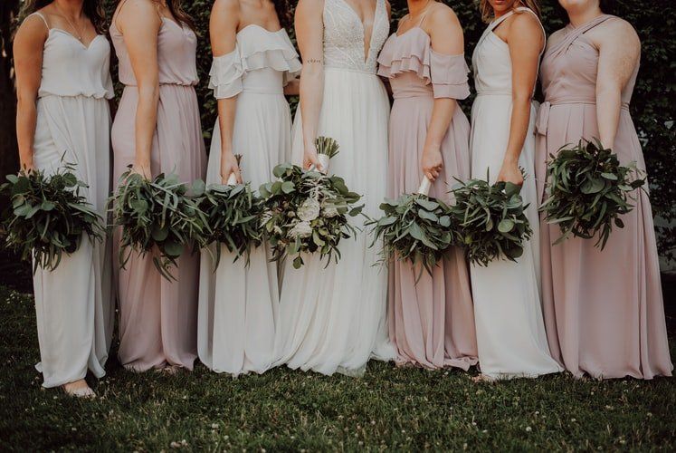 Najmodniejsze sukienki na wesele. Jaką wybrać?
