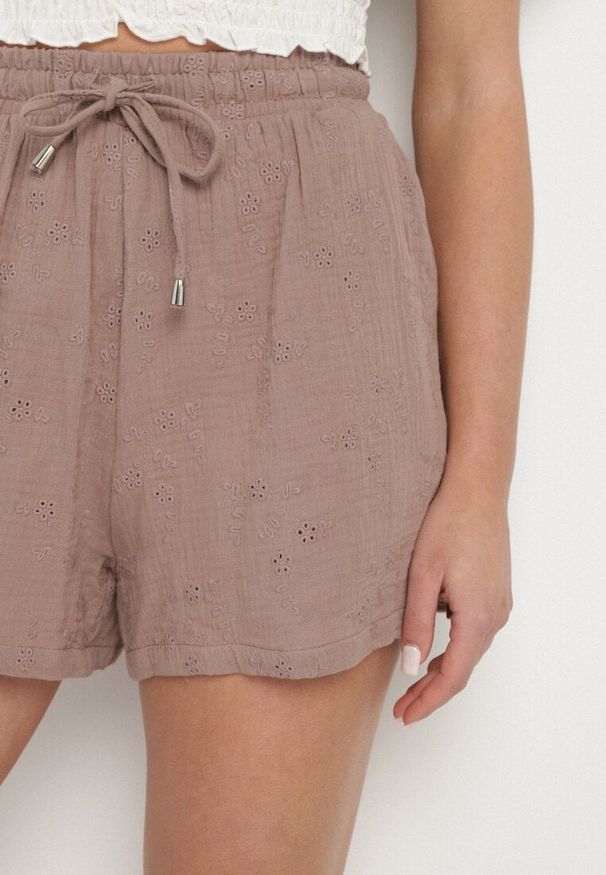 Born2be - Ciemnobeżowe Bawełniane Szorty z Ażurowym Wzorem Sefilla. Okazja: na co dzień. Kolor: beżowy. Materiał: bawełna. Wzór: ażurowy. Sezon: lato. Styl: casual, klasyczny