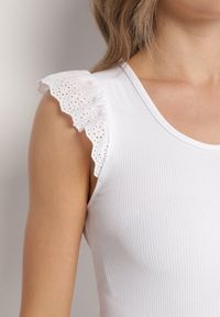 Born2be - Biały Top z Ażurowymi Falbankami Bez Rękawów Sonnelle. Okazja: na co dzień. Typ kołnierza: kołnierz z falbankami. Kolor: biały. Materiał: jeans. Długość rękawa: bez rękawów. Wzór: ażurowy. Styl: klasyczny, elegancki, casual #6