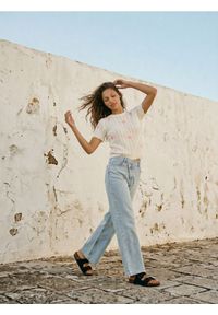 Sinsay - Ażurowy sweter z krótkim rękawem i haftowanymi kwiatami - kremowy. Kolor: kremowy. Długość rękawa: krótki rękaw. Długość: krótkie. Wzór: ażurowy, haft, kwiaty #1