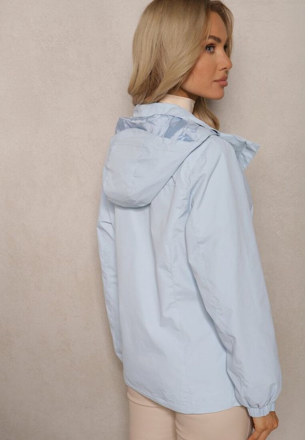 Renee - Jasnoniebieska Kurtka z Pikowaną Odpinaną Stroną i Odpinanym Kapturem Doriona. Okazja: do pracy, na spacer, na co dzień, na spotkanie biznesowe. Kolor: niebieski. Materiał: jeans. Sezon: jesień. Styl: casual, elegancki, biznesowy